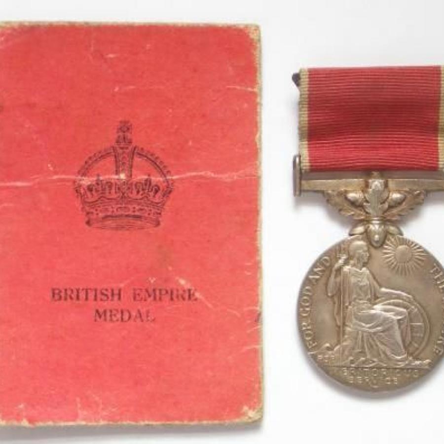 WW2 Navy Army & Air Forces Institutes NAAFI 1944 British Empire Medal.