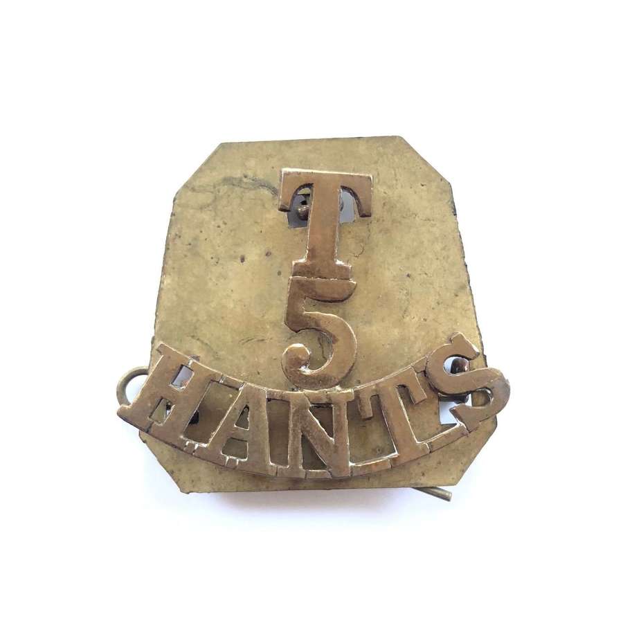 WW1 T/5/Hants Brass Shoulder Title Badge