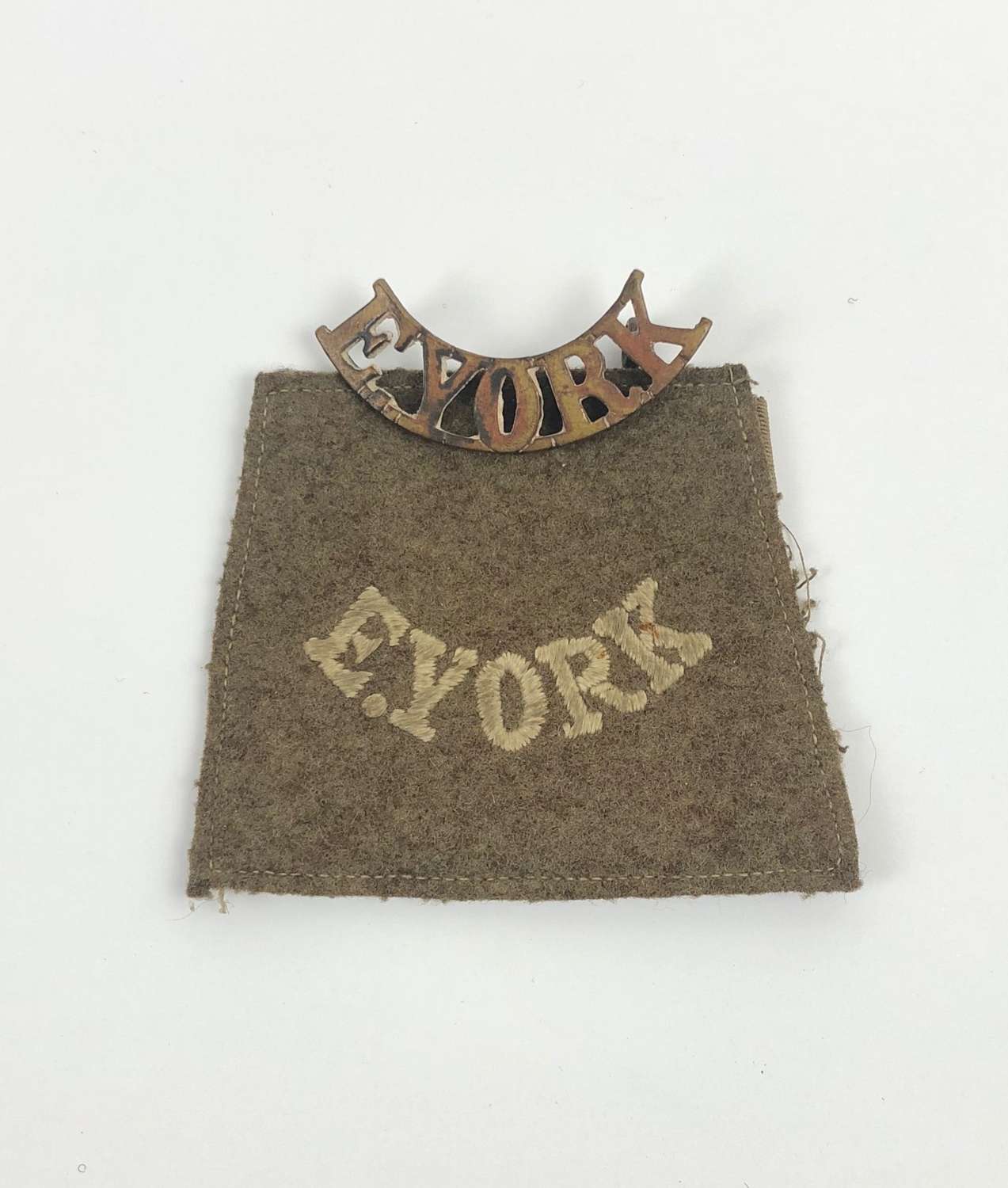 WW1 East York Regiment Slip on Cloth Shoulder Title Badge.