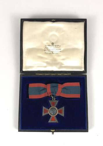 WW1 Period George V Royal Red Cross 2nd Class Ladies Breast Badge medal.