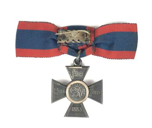 WW1 Period George V Royal Red Cross 2nd Class Ladies Breast Badge medal.